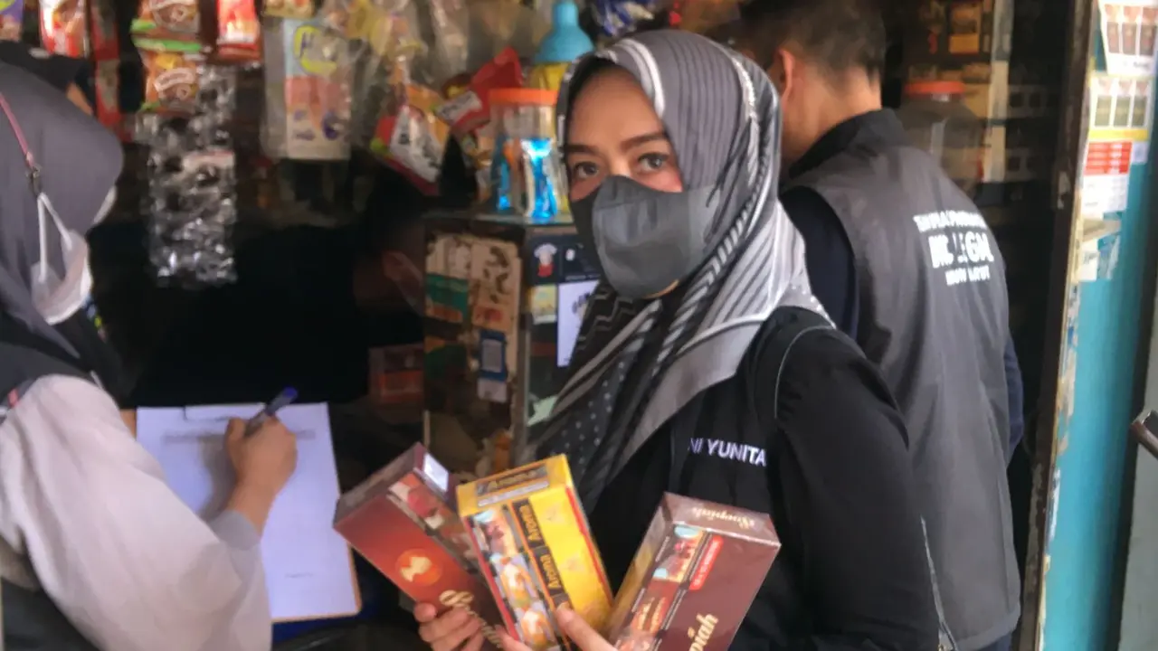 Juru Bicara Hubungan Masyarakat (Humas) Pemkab Garut, sekaligus anggota Tim BKC Ilegal Garut, Yeni Yunita, menunjukan beberapa bungkus rokok tanpa pita cukai alias ilegal yang beredar di Garut, Jawa Barat.