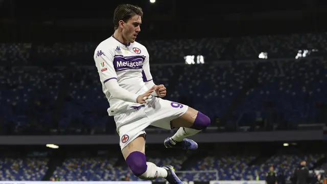 Foto: Tiga Kartu Merah dan Gol Debut Krzysztof Piatek Warnai Kesuksesan Fiorentina Singkirkan Napoli di Babak 16 Besar Coppa Italia