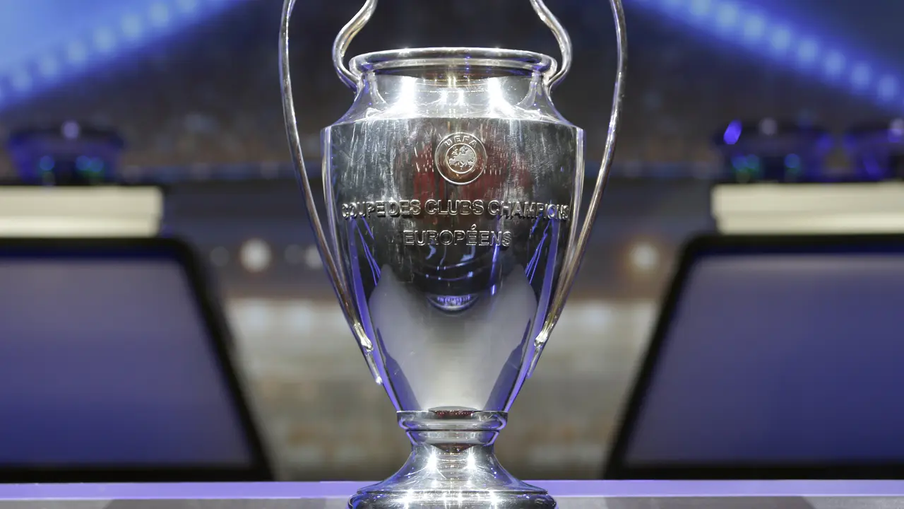 Trofi Liga Champions terpampang pada undian Liga Champions 2017/2018 di Grimaldi Forum, Kamis (24/8/2017). (AP Photo/Claude Paris)