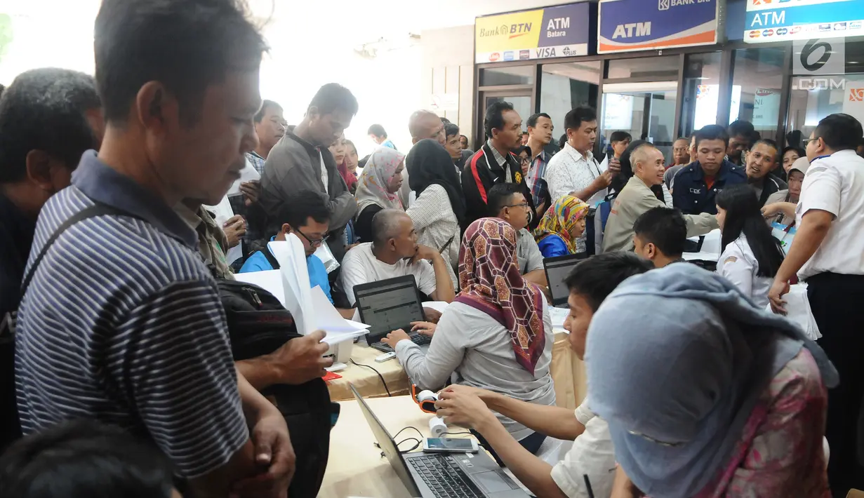 Warga mengantri  untuk mendaftar  mudik gratis di Kantor Kemenhub, Jakarta, Senin (25/03). Pendaftaran mudik gratis  sudah mulai dibuka pada Rabu (20/3), Pendaftaran akan ditutup apabila kuota  terpenuhi, warga harus mendaftar online di laman mudikgratis.dephub.go.id.Liputan6.com/ Herman Zakharia