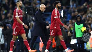 Penyerang Liverpool asal Belanda #18, Cody Gakpo (kiri),&nbsp;pelatih&nbsp;Liverpool asal Belanda, Arne Slot (tengah), dan bek Liverpool asal Inggris #02, Joe Gomez (kanan), berjalan di lapangan pada akhir pertandingan&nbsp;Premier League Inggris antara Manchester City dan Liverpool di Stadion Etihad di Manchester, Inggris barat laut, pada 9 November 2025. (Darren Staples/AFP)