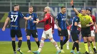 Wasit Marco Guida (kanan) menunjukkan kartu merah kepada pemain AC Milan Theo Hernandez (ketiga kiri) pada pertandingan sepak bola Liga Italia di Stadion San Siro, Milan, Italia, 5 Februari 2022. AC Milan menang 2-1. (AP Photo/Antonio Calanni)