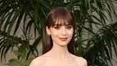 Lily Collins berpose saat tiba Ralph Lauren SS23 Runway Show di The Huntington Library, Art Collections, and Botanical Gardens di San Marino, California pada 13 Oktober 2022. Aktris Inggris berusia 33 tahun itu tampak luar biasa dalam balutan atasan tanpa lengan dan celana panjang hitam berpinggang tinggi. (Amy Sussman/Getty Images/AFP)