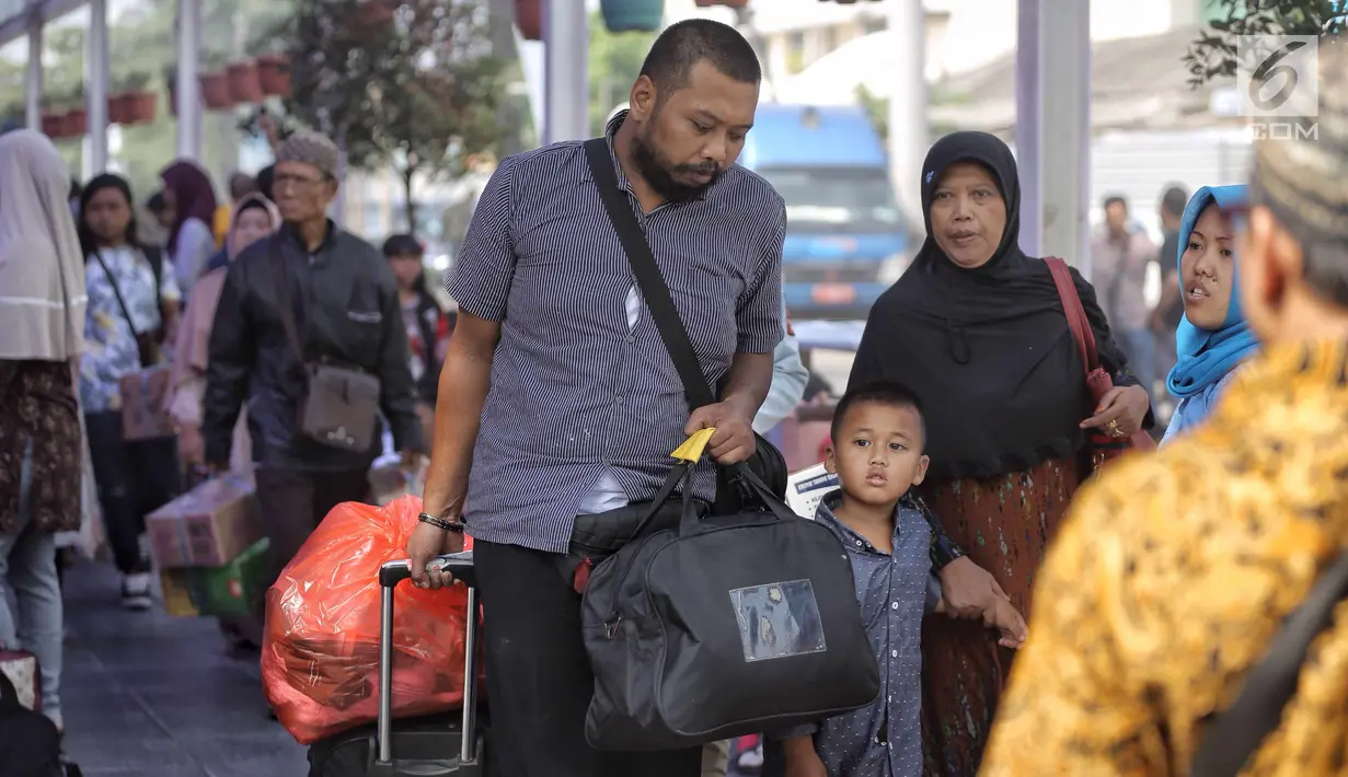 Pemudik pengguna jasa kereta api memadati Stasiun Pasar Senen, Jakarta, Selasa (12/6). Untuk melayani jumlah pemudik yang melonjak, Stasiun Pasar Senen menambah delapan perjalanan kereta setiap hari sejak H-7. (Liputan6.com/Faizal Fanani)