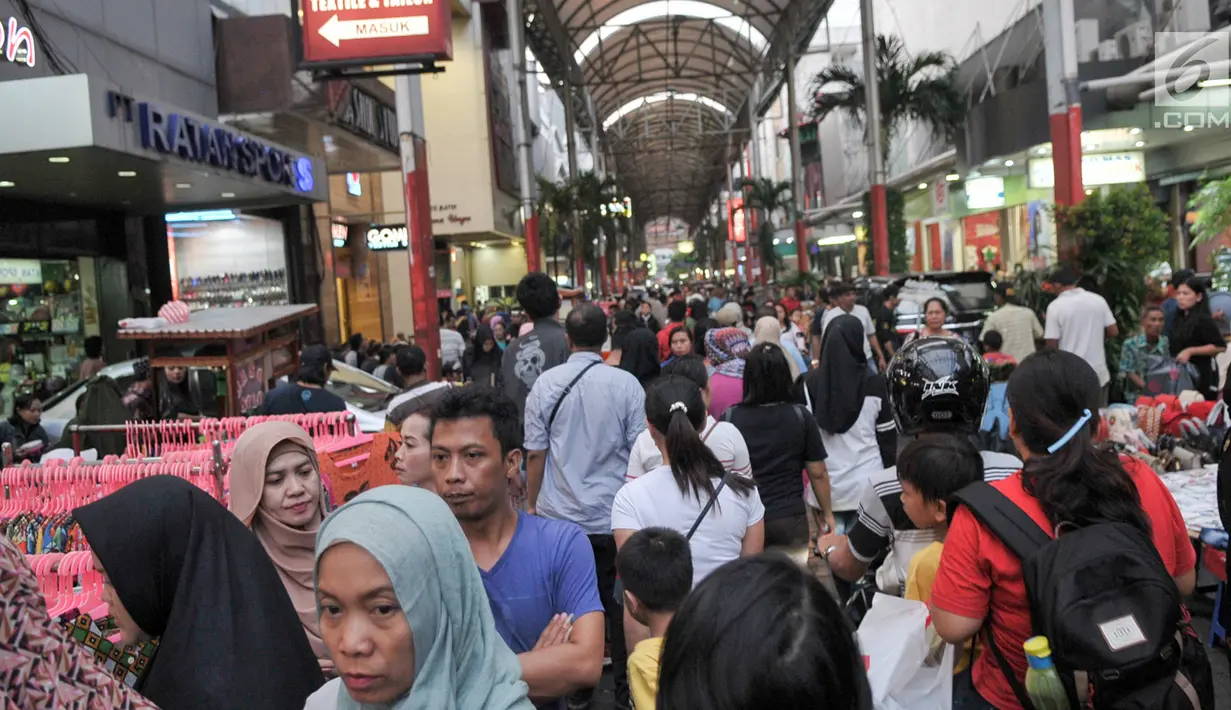 Kepadatan warga yang berbelanja di kawasan Pasar Baru, Jakarta Pusat, Rabu (21/6). Menjelang lebaran, kawasan perbelanjaan Pasar Baru mulai diserbu warga untuk berbelanja kebutuhan lebaran. (Liputan6.com/Yoppy Renato)