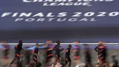 Para pemain RB Leipzig melakukan pemanasan selama sesi latihan di stadion Luz di Lisbon (17/8/2020). Leipzig akan bertanding melawan PSG pada semifinal Liga Champions. (AP Photo/Manu Fernandez, Pool)
