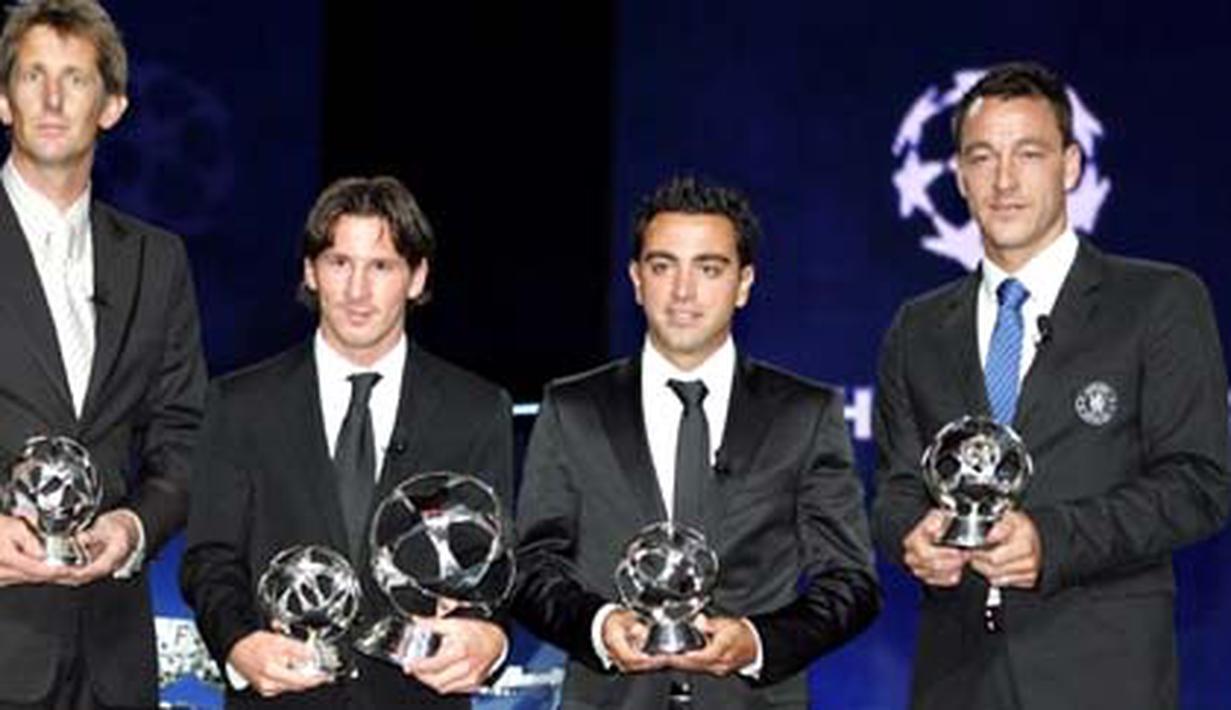 Peraih UEFA Club Football Awards 2008-09, dari kiri, Edwin Van der Sar, Lionel Messi, Xavi Hernandez, dan John Terry, berpose di sela-sela drawing Liga Champions di Monaco, 27 Agustus 2009. AFP PHOTO STEPHANE DANNA 