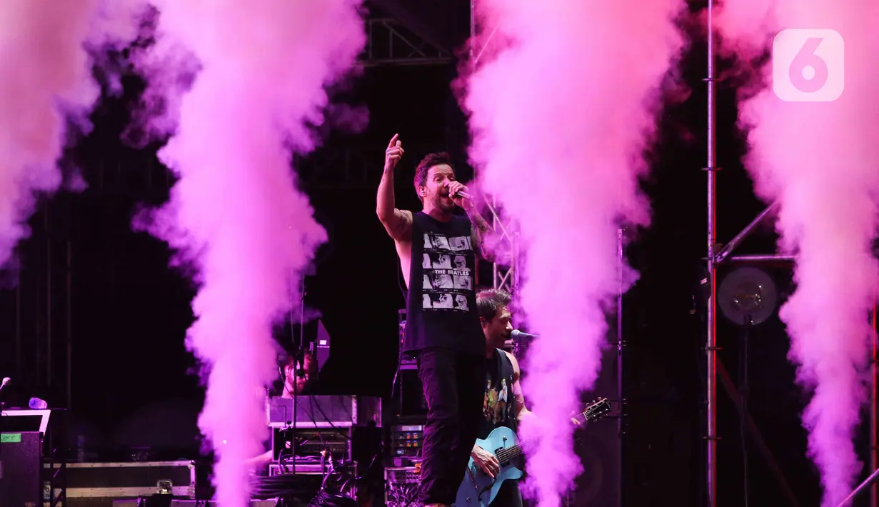 Penampilan band Simple Plan saat Everblast Festival 2023 di Gambir Expo, Kemayoran, Jakarta Pusat, Sabtu (4/3/2023). Kunjungan Simple Plan di Jakarta malam ini akhirnya ditutup dengan sempurna lewat lagu Perfect. (Liputan6.com/Herman Zakharia)