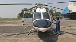 Polisi memeriksa helikopter Bell 429/P-3203 di Hanggar 3 Ditpoludara Korpolairud Polri, Pondok Cabe, Tangerang Selatan, Banten, Rabu (11/9/2019). Penambahan helikopter tersebut untuk mendukung tugas-tugas operasional Polri. (Liputan6.com/Herman Zakharia)