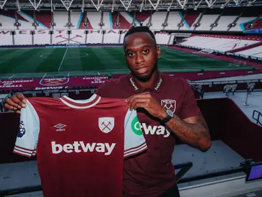 Aaron Wan-Bissaka resmi meninggalkan Manchester United menuju West Ham United pada awal musim 2024/2025. Tercatat, ia menjadi pemain keenam MU yang hijrah ke West Ham United dalam rentang waktu dua dekade terakhir. Termasuk Aaron Wan-Bissaka, berikut daftar lengkap 6 pemain Manchester United yang hijrah ke West Ham United dalam dua dekade terakhir. (whufc.com)