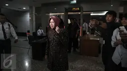 Wali Kota Surabaya Tri Rismaharini saat tiba di Gedung Mahkamah Konstitusi (MK), Jakarta, Rabu (8/6). Risma menjadi saksi atas gugatan yang dilayangkan warga Surabaya terhadap UU Nomor 23 Tahun 2014. (Liputan6.com/Faizal Fanani)