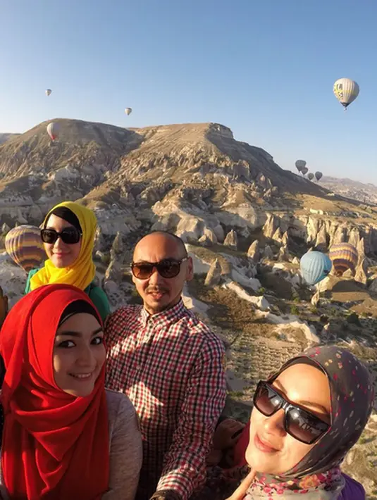 Pilihan destinasi liburan Citra Kirana memang unik, di saat orang kebanyakan pergi ke pusat perbelanjaan, gadis cantik ini memilih terbang untuk menikmati gurun pasir dari ketinggian. (via instagram/@citraciki)