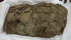 Mumi anak yang tampaknya dikorbankan untuk menemani seorang bangsawan yang telah meninggal ke alam baka, yang baru-baru ini ditemukan oleh para arkeolog yang bekerja di kota pra-Inca terbesar kedua di Peru, ditampilkan di Universitas San Marcos, Lima, 22 Februari 2022. (AP Photo/Martin Mejia)