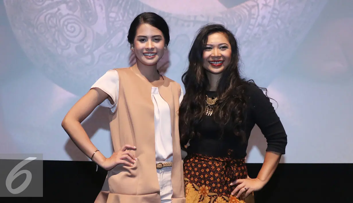 Visual Development Artist Disney, Griselda Sastrawinata (kiri) dan Penyanyi Maudy Ayunda berpose usai press screening film Moana di kawasan Kuningan, Jakarta, Jumat (11/11). (Liputan6.com/Herman Zakharia)