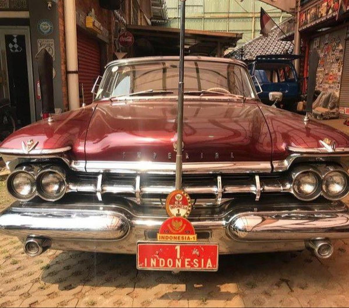 Imperial Crown 1957 

Mobil kepresidenan Soekarno, hadiah dari Raja Arab Saudi, Saud bin Abdul Aziz.  Jadi saksi bisu peristiwa pelemparan granat kepada Soekarno di Perguruan Tjikini, Jakarta.
