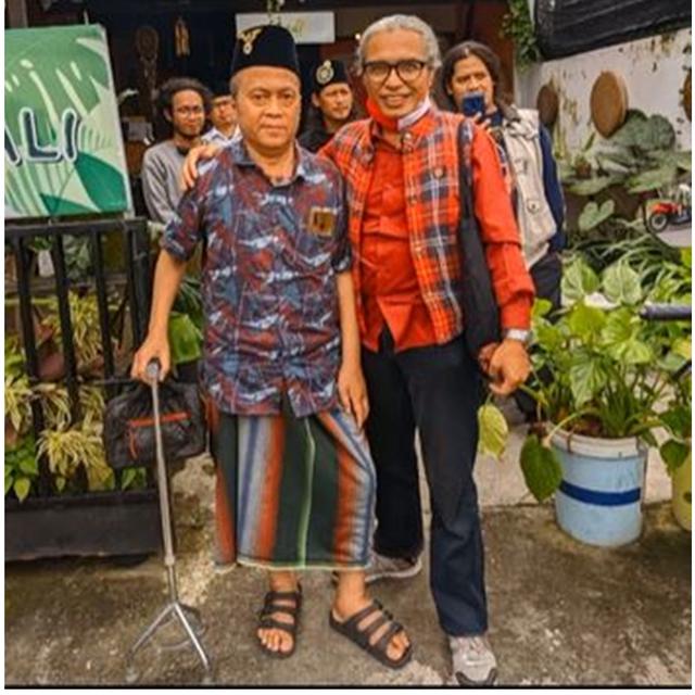 5 Potret Terbaru Ki Joko Bodo Usai Sembuh dari Sakit, Kini Pakai Alat Bantu Jalan