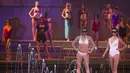 Beberapa model berlenggak-lenggok saat memamerkan lingerie terbaru di perayaan ke-130 tahun Lejaby di Lido, Paris) (AFP Photo/Joel Saget) 