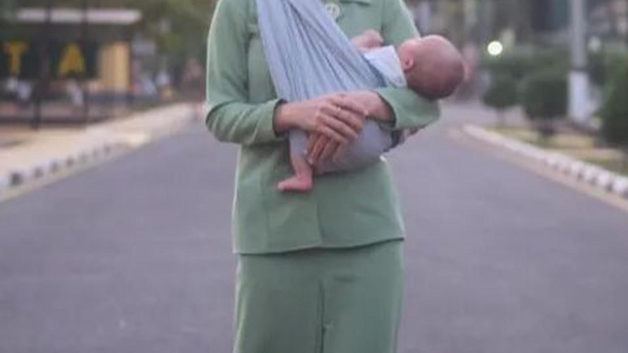 Jian Batari tampil anggun mengenakan seragam Persit yang dipadukan dengan hijab warna senada dan flatshoes hitam.