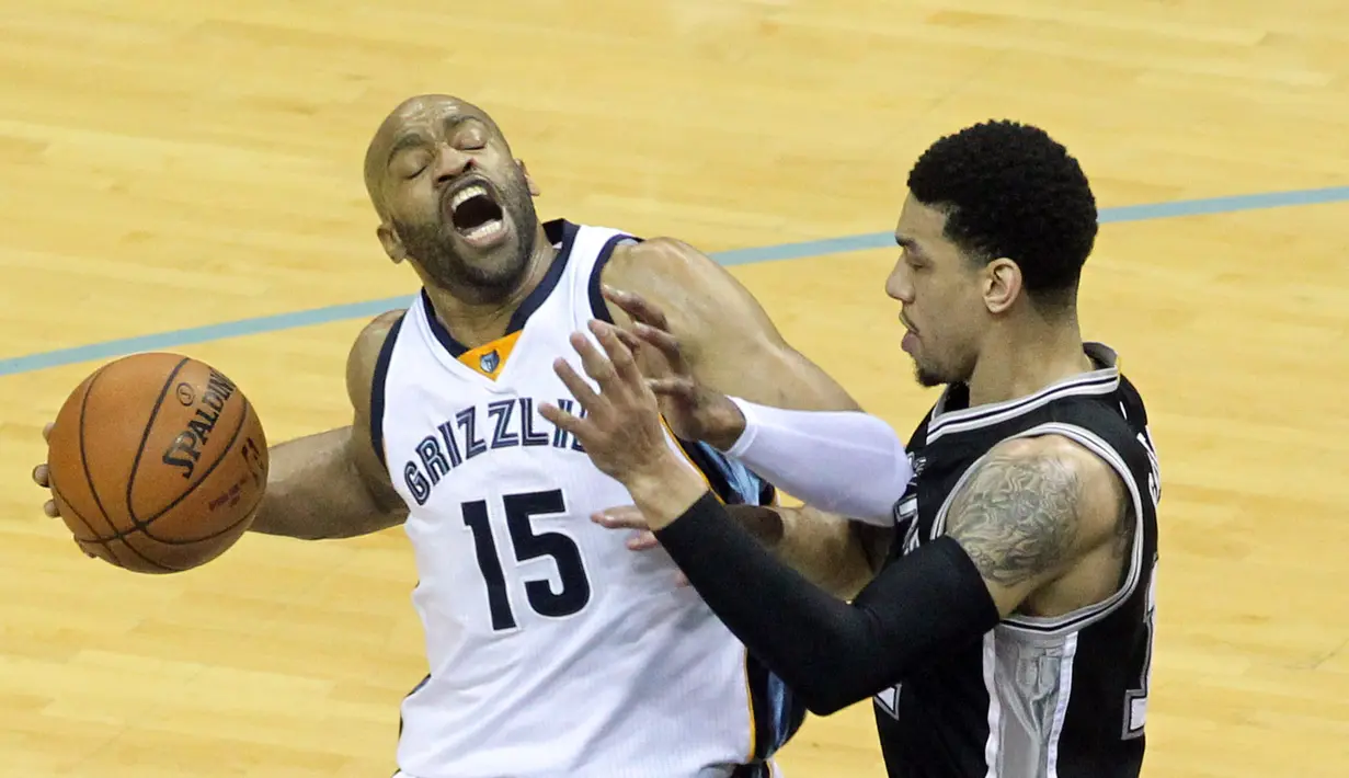Guard Memphis Grizzlies, Vince Carter (kanan) dihadang guard San Antonio Spurs, Danny Green (2) pada laga play off NBA di FedEx Forum, Memphis, AS, Sabtu (23/4/2016) WIB. (Reuters/Nelson Chenault-USA TODAY Sports)