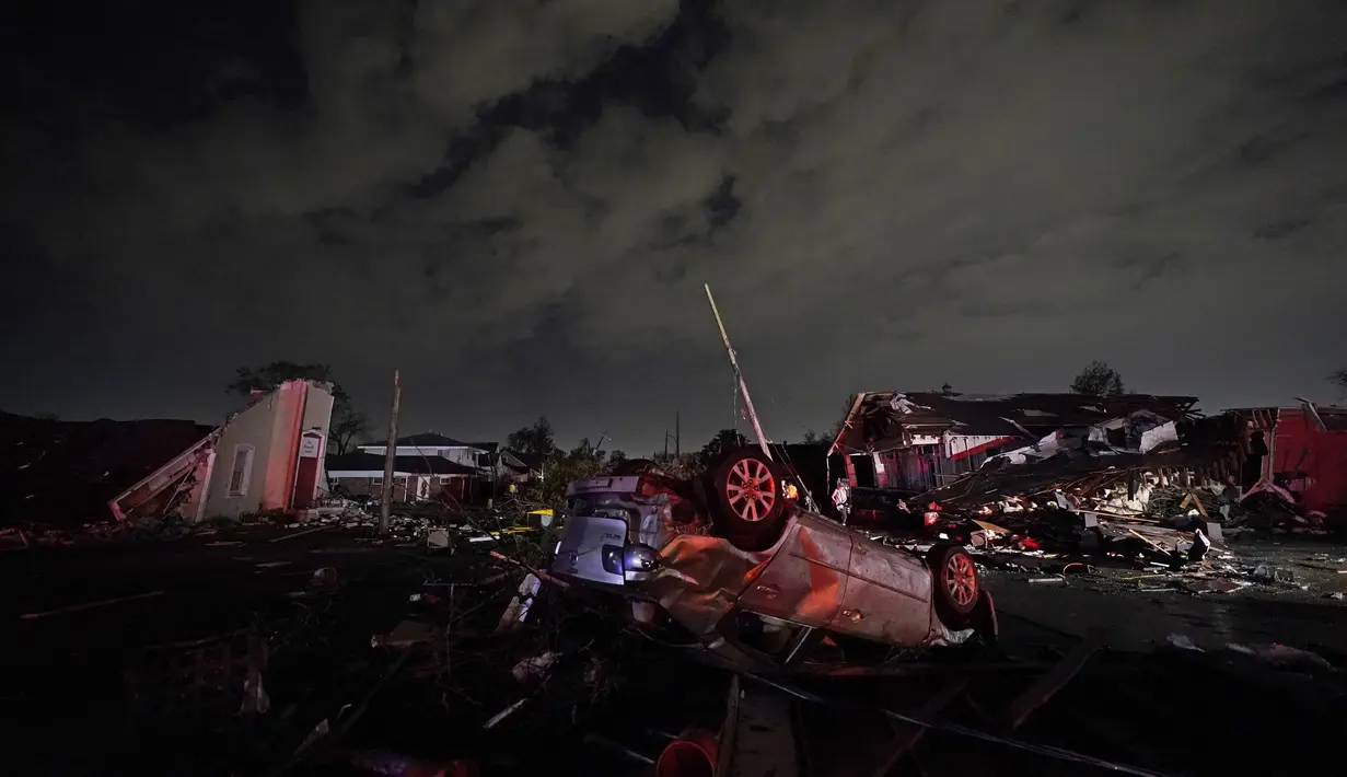 Sebuah mobil terbalik setelah tornado menyapu daerah di Arabi, La., Selasa (22/3/2022). Tornado menerjang bagian New Orleans dan sekitarnya Selasa malam, menghancurkan kabel listrik dan menyebarkan puing-puing di bagian kota yang telah rusak berat oleh Badai Katrina 17 tahun yang lalu. (AP Photo/Ger