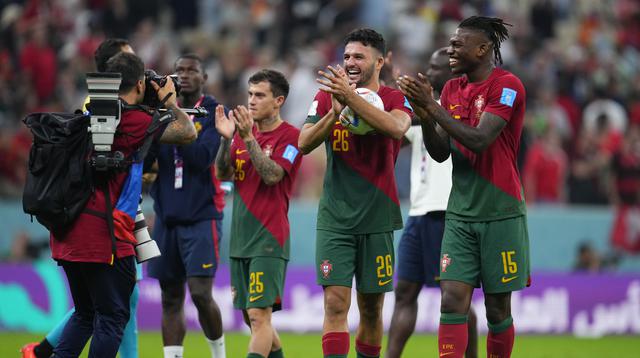 Pemain Portugal Goncalo Ramos (tengah) dan Rafael Leao (kanan) merayakan kemenangan timnya atas Swiss pada babak 16 besar Piala Dunia 2022 di Stadion&nbsp;Lusail Iconic, Lusai, Qatar, Rabu, 7 Desember 2022. Portugal menang 6-1.&nbsp;(AP&nbsp;Photo/Natacha Pisarenko)