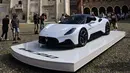 Mobil sport Maserati MC20 ditampilkan di Piazza Grande, Modena, Italia, Kamis (10/9/2020). Maserati MC20 memiliki rasio berat dengan tenaganya mencapai 2,33 kg/dk. (Miguel MEDINA/AFP)