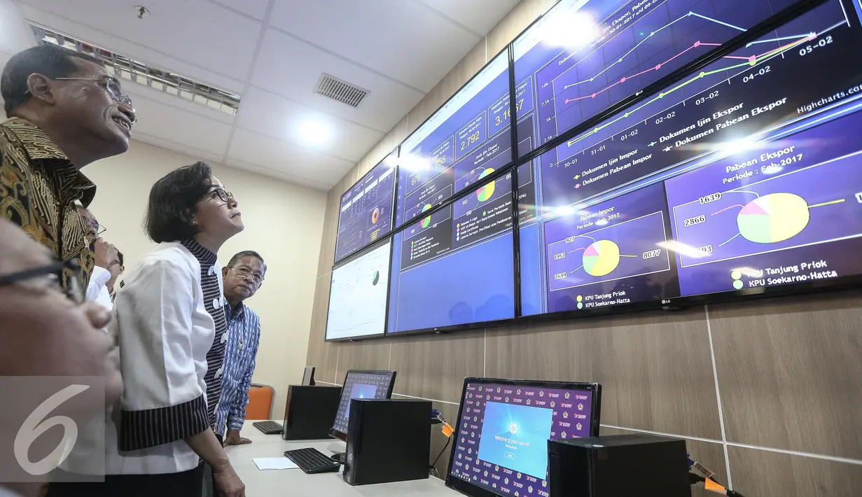 Menteri Keuangan Sri Mulyani memperhatikan layar monitor di kantor pengelola portal INSW, Jakarta, Senin (6/2). Serta mengecek dashboard dwell time atau waktu tunggu pelayanan bongkar muat barang dari kapal. (Liputan6.com/Faizal Fanani)