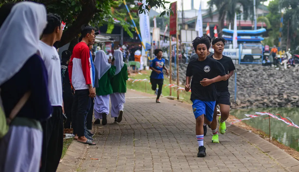 Peserta saat mengikuti lomba lari, renang dan dayung di Situ Gintung, Tangerang Selatan, Banten, Senin, 17 Agustus 2026. (KLY/Arie Basuki)