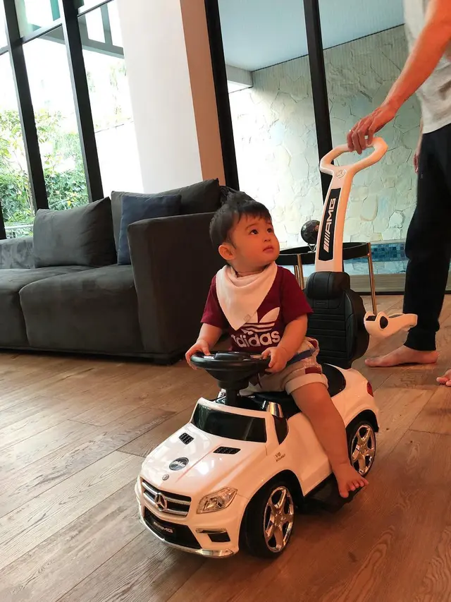 Potret Raphael Moeis dengan Koleksi Mobil Mini Mewah (sumber: instagram/raphaelmoeis)
