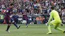 Messi berhasil menggandakan keunggulan Barcelona di masa injury time babak kedua. Meski sempat diblok, tapi The Messiah langsung menyambar bola rebound dan berhasil mencetak gol. (REUTERS/Albert Gea)