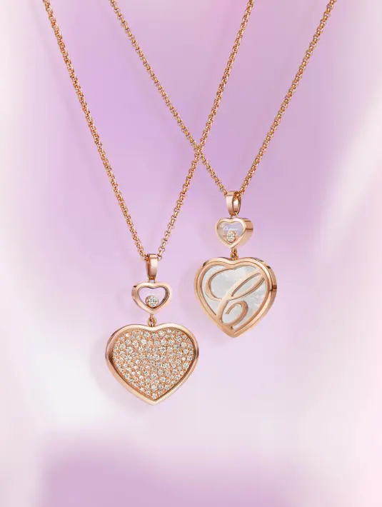 Selain itu, koleksi Happy Hearts juga menghadirkan liontin yang elegan untuk para wanita berhati besar. Tersedia dalam emas beretika dengan pilihan hati berukuran besar yang dihiasi onyx, mutiara, atau berlian penuh, liontin ini menjadi simbol kasih sayang yang sempurna.  [Dok/Chopard].