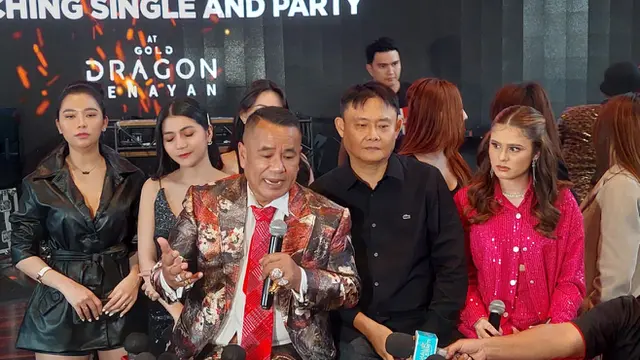 Hotman Paris bersama dengan Jessica Bennett dan Gito Huang.