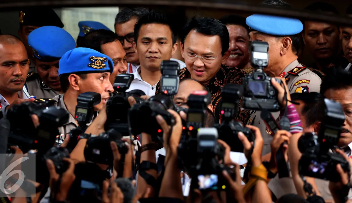 Gubernur DKI Ahok menyimak pertanyaan wartawan usai diperiksa Bareskrim Polri, Jakarta, Senin (7/11). Ahok diperiksa 9 jam dan diberi 22 pertanyaan terkait kasus dugaan penistaan Agama. (Liputan6.com/Johan Tallo)