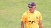 Pelatih Bhayangkara FC, Mario Gomez, mengamati permainan anak asuhnya saat sesi latihan di Lapangan B Senayan, Jakarta, Kamis (4/1/2023). (Bola.com/M Iqbal Ichsan)