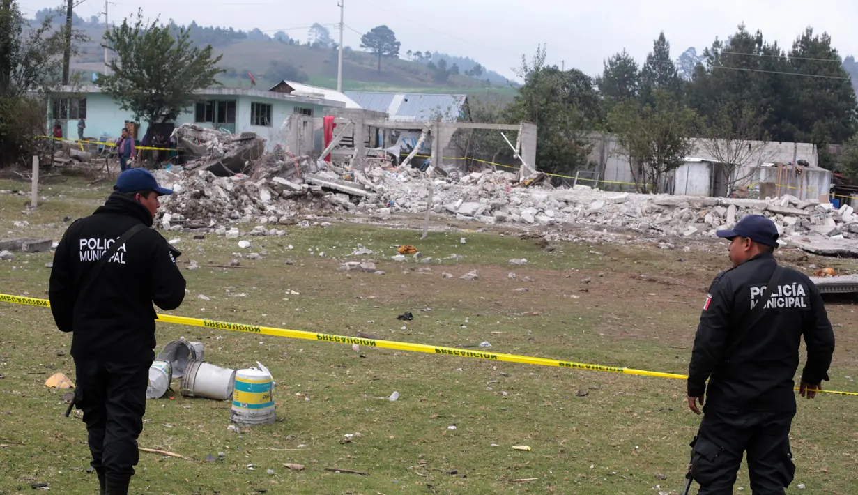 Sebuah rumah yang digunakan sebagai gudang kembang api di negara bagian Puebla, Meksiko, meledak, Selasa (9/5). Sedikitnya 14 orang, termasuk 11 anak-anak, tewas dan sejumlah lainnya terluka dalam ledakan tersebut. (JOSE CASTAÑARES/AFP)