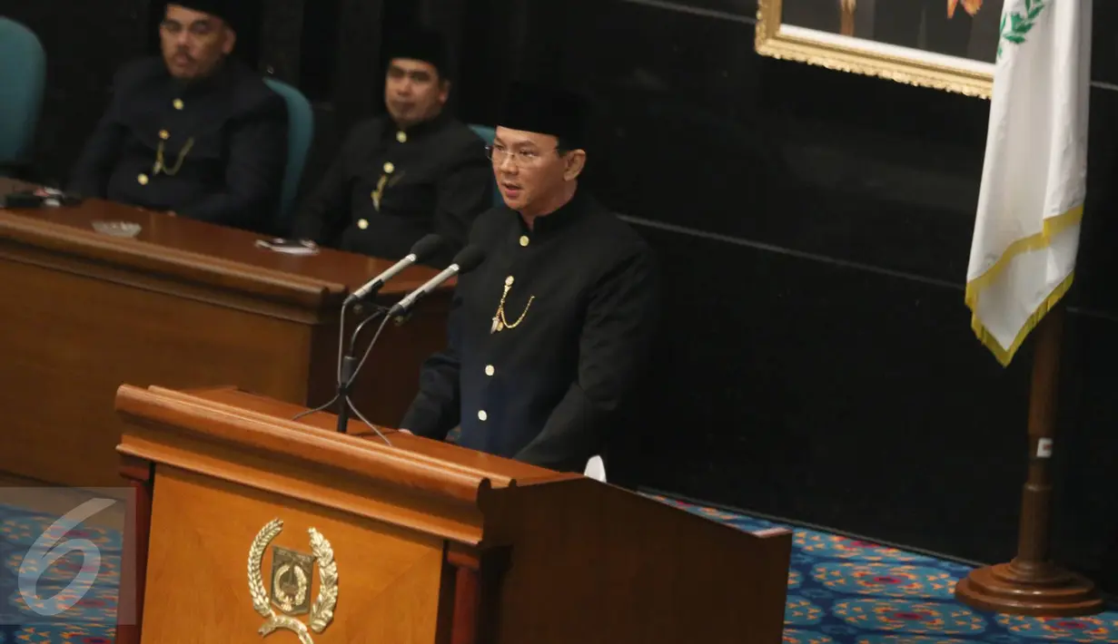 Gubernur DKI Jakarta Basuki Tjahaja Purnama berpidato saat rapat paripurna istimewa HUT ke-489 Kota Jakarta, Rabu (22/2). Rapat berisi tentang pemaparan mengenai kondisi terkini serta berbagai masalah Ibu Kota Jakarta. (Liputan6.com/Immanuel Antonius)