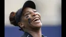 Pemain Amerika Serikat, Serena Williams tertawa selama sesi latihan menjelang pertandingan melawan petenis ganda putri Sara Sorribes Tormo dari Spanyol dan Marie Bouzkova dari Republik Ceko pada putaran 8 pertandingan tenis ganda putri, yang ia mainkan bersama Ons Jabeur Tunisia pada hari ketiga turnamen tenis Eastbourne International di Eastbourne, Inggris pada 21 Juni 2022. (AFP/Glyn Kirk)