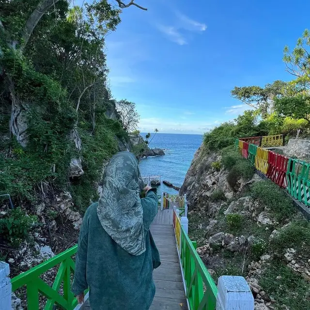 Promosi KKN di Desa Penari Usai, Ini 6 Potret Honeymoon Achmad Megantara dan Istri