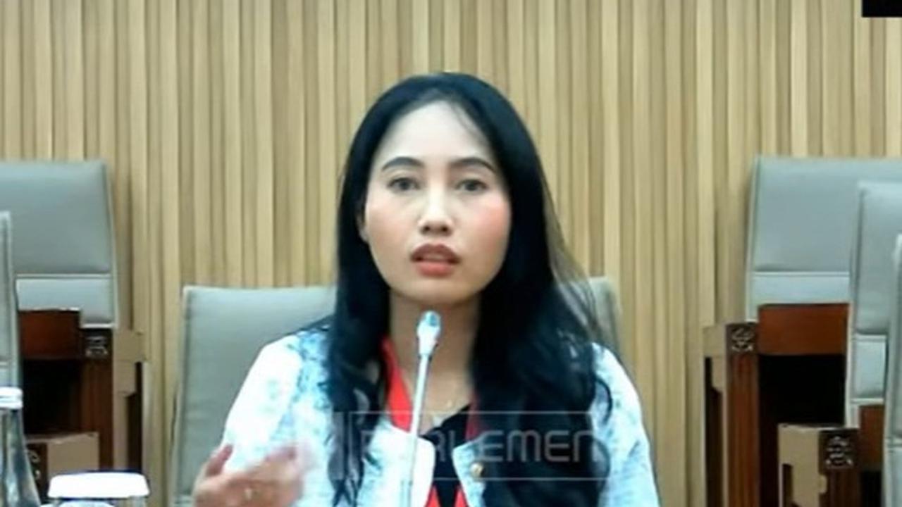VIDEO: Curhat di DPR, Eks Pramugari Cantik Korban PHK & Kena 'Janji Manis' Maskapai Garuda