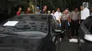 Kapolda Metro Jaya, Irjen Pol M Iriawan (ketiga kanan) melihat mobil yang digunakan tersangka kasus kekerasan usai rilis di Jakarta, Kamis (13/7). Polisi menangkap empat orang dan memburu satu tersangka lainnya. (Liputan6.com/Helmi Fithriansyah)