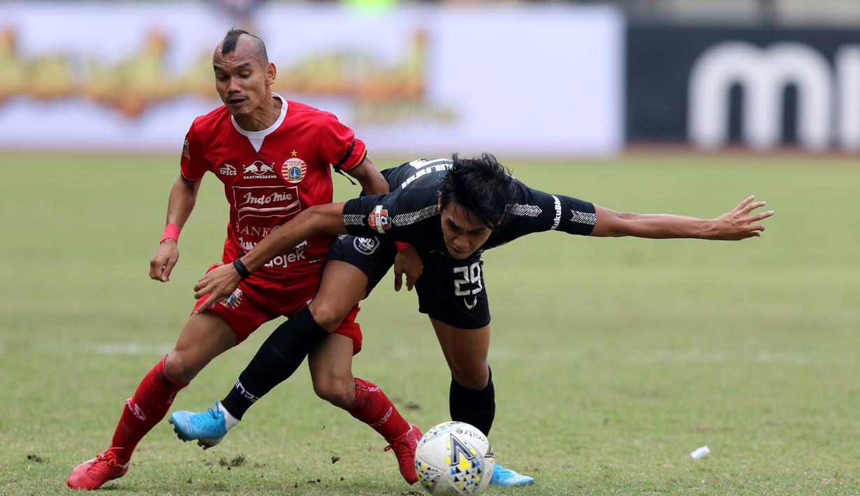Gelandang Persija Jakarta, Riko Simanjuntak, berebut bola dengan gelandang PSIS Semarang, Septian David, pada laga Liga 1 di Stadion Patriot, Bekasi, Minggu (15/9). Persija menang 2-1 atas PSIS. (Bola.com/M Iqbal Ichsan)