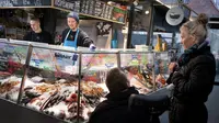Pelanggan di pasar ikan di Torvehallerne di Kopenhagen, Denmark, Selasa (1/2/2022). Pemerintah Denmark memutuskan COVID-19 tidak lagi dikategorikan sebagai penyakit ancaman sosial setelah 31 Januari 2022, dan telah mencabut pembatasan COVID-19. (Liselotte Sabroe/Ritzau Scanpix via AP)