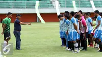 Pelatih Gresik United Hanafi (kedua kiri) memberi arahan latihan uji lapangan jelang laga Piala Presiden 2017 di Stadion Maguwoharjo, Sleman, Jumat (3/2). Gresik United akan berhadapan dengan Mitra Kukar, Sabtu (4/2). (Liputan6.com/Helmi Fithriansyah)