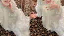 Tampil cantik menawan, Ayu memilih gamis bercorak floral yang cantik berwarna putih satin, dipadu dengan turban yang juga berwarna putih. [Foto: Instagram/ayutingting92]