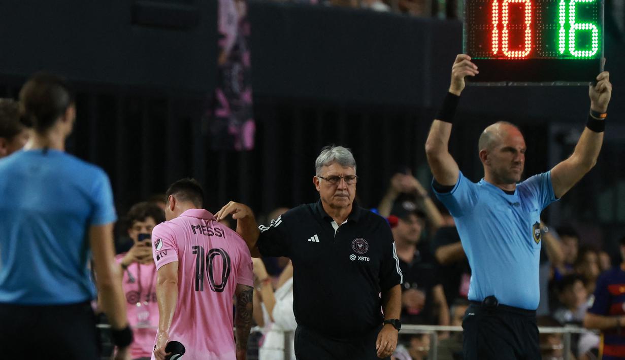 Pemain Inter Miami, Lionel Messi (tengah kiri) berjalan meninggalkan lapangan saat pergantian pemain pada laga lanjutan Liga Amerika Serikat (MLS) melawan Toronto FC di DRV PNK Stadium, Florida, Amerika, Kamis (21/09/2023) dini hari WIB. Messi tercatat hanya bermain selama 37 menit. (AFP/Getty Images/Joe Raedle)