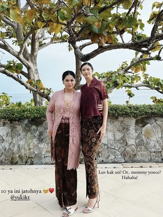 Yuki memadukan kebaya yang memiliki detail bordiran dengan kain batik coklat dan heels strap warna silver. [@yukikt]