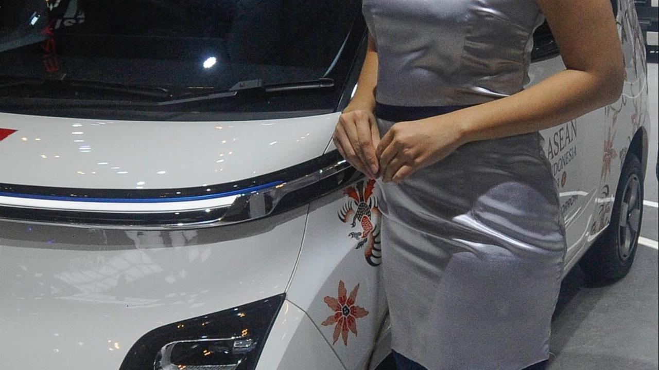 Monica mengaku bangga bisa menjadi SPG dalam ajang GIIAS 2023. Selain bayaran yang cukup tinggi, keterlibatan dalam ajang pemeran terbesar di Indonesia tersebut diharapkan akan meningkatkan keterampilan yang dimilikinya.