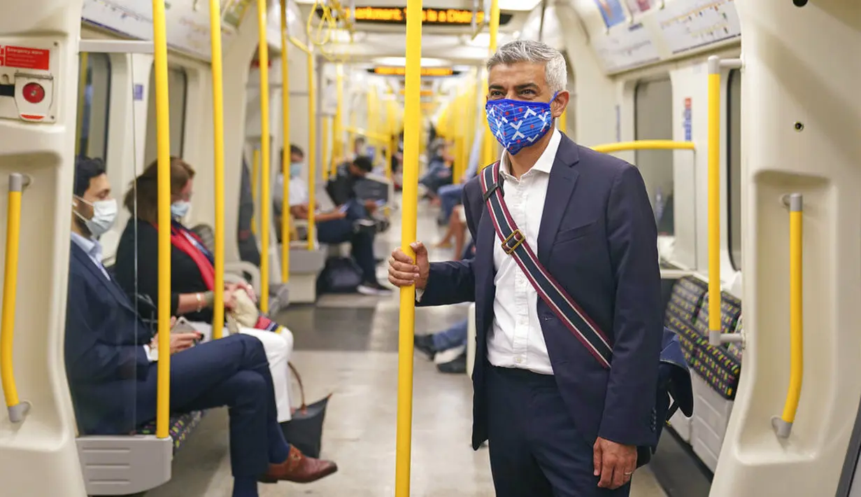 Wali Kota Sadiq Khan mengenakan masker saat naik kereta Circle Line untuk mengunjungi Museum Transportasi London, di London, Rabu (13/7/2021). Penggunaan masker akan tetap diwajibkan di transportasi publik di London meskipun Inggris melonggarkan pembatasan Covid-19. (Kirsty O'Connor/PA via AP)