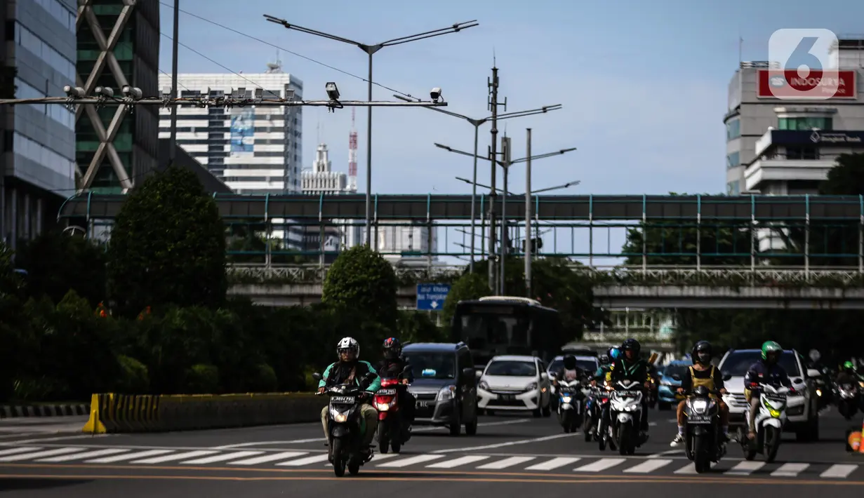Kamera CCTV terpasang di Jalan MH Thamrin, Jakarta, Selasa (28/1/2020). Direktorat Lalu Lintas Polda Metro Jaya akan menerapkan tilang elektronik untuk pengendara sepeda motor di Jalan Sudirman-MH Thamrin dan jalur Koridor 6 Transjakarta mulai awal Februari 2020. (Liputan6.com/Faizal Fanani)