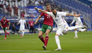 Striker Prancis, Karim Benzema, melepaskan tendangan saat melawan Bulgraria pada laga uji coba terakhir jelang Euro 2020 di Stade de France, Rabu (9/6/2021). Prancis menang dengan skor 3-0. (AP/Francois Mori)